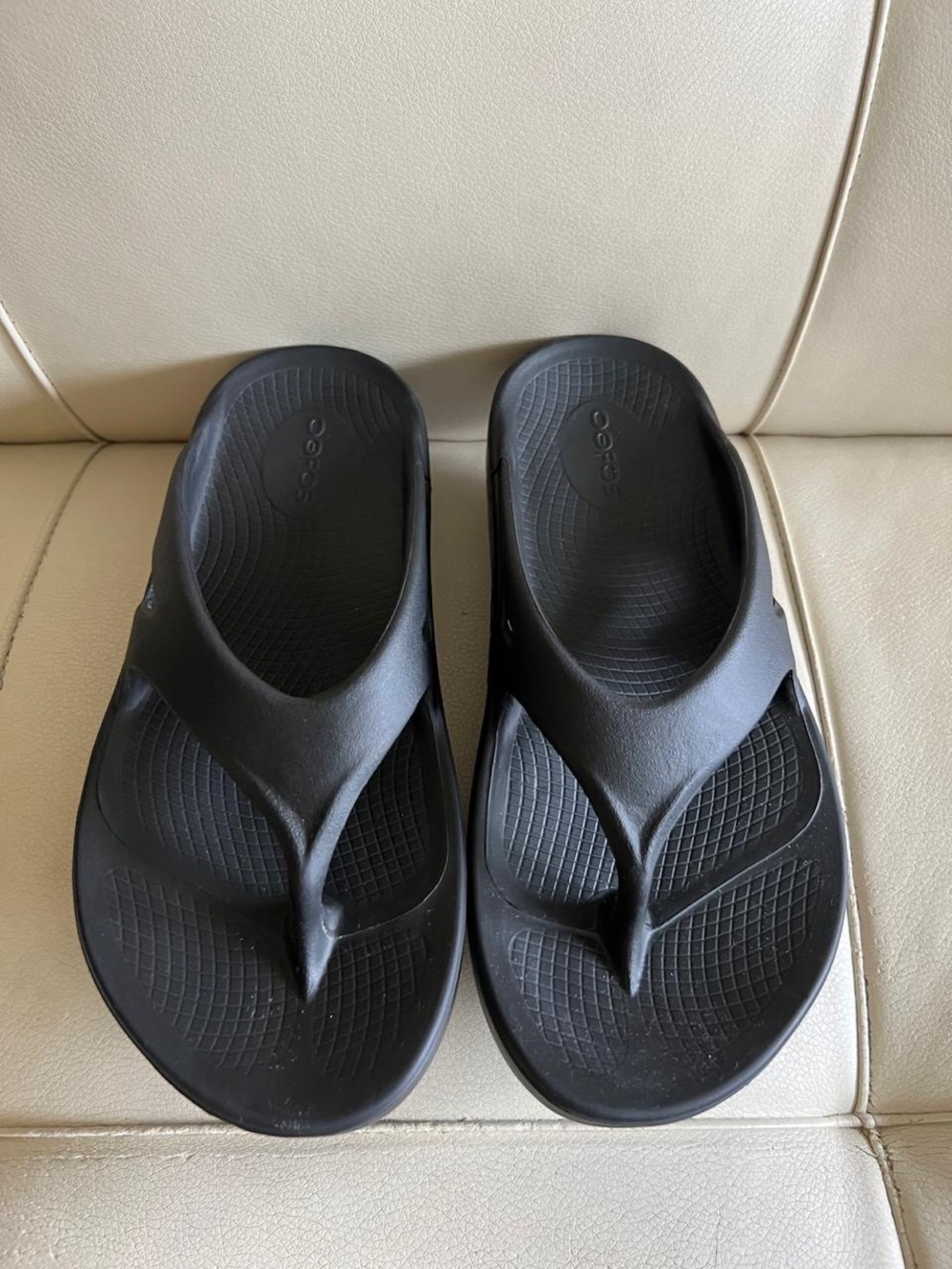 OOFOS Black unisex Recovery Thong Sandals
